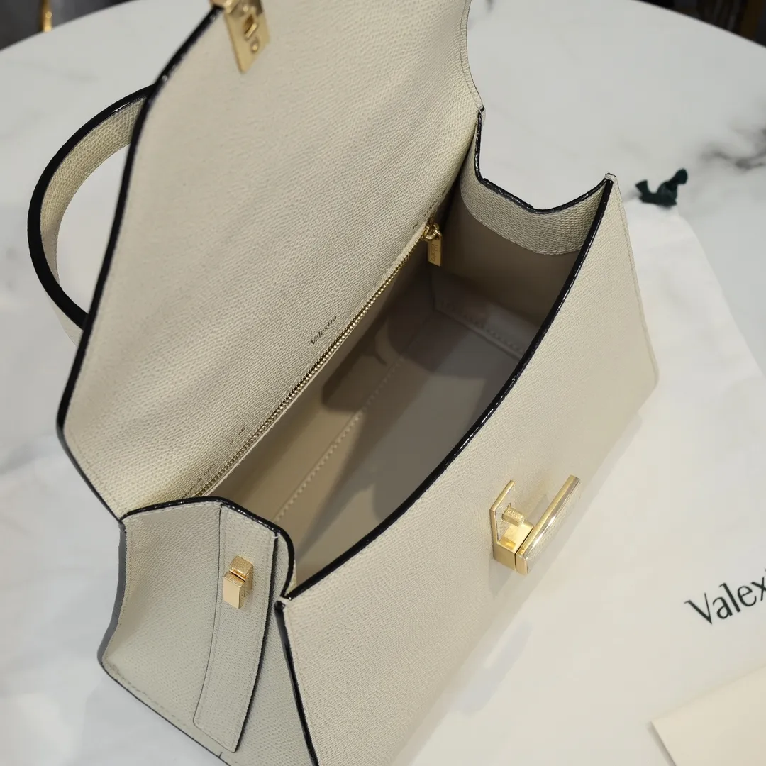 Valextra, the name of Italy's beloved horse, Iside is Val. One of extra's most iconic designs. There is no obvious logo, but the simple collective line design is very recognizable, full of architectural art, and shows a capable and intellectual style. It is made of imported palm-print lining cowhide, with up to five stitches of handwork, and the shiny oil edges test the skill of the craftsman. Large size: 26cm model 6627#